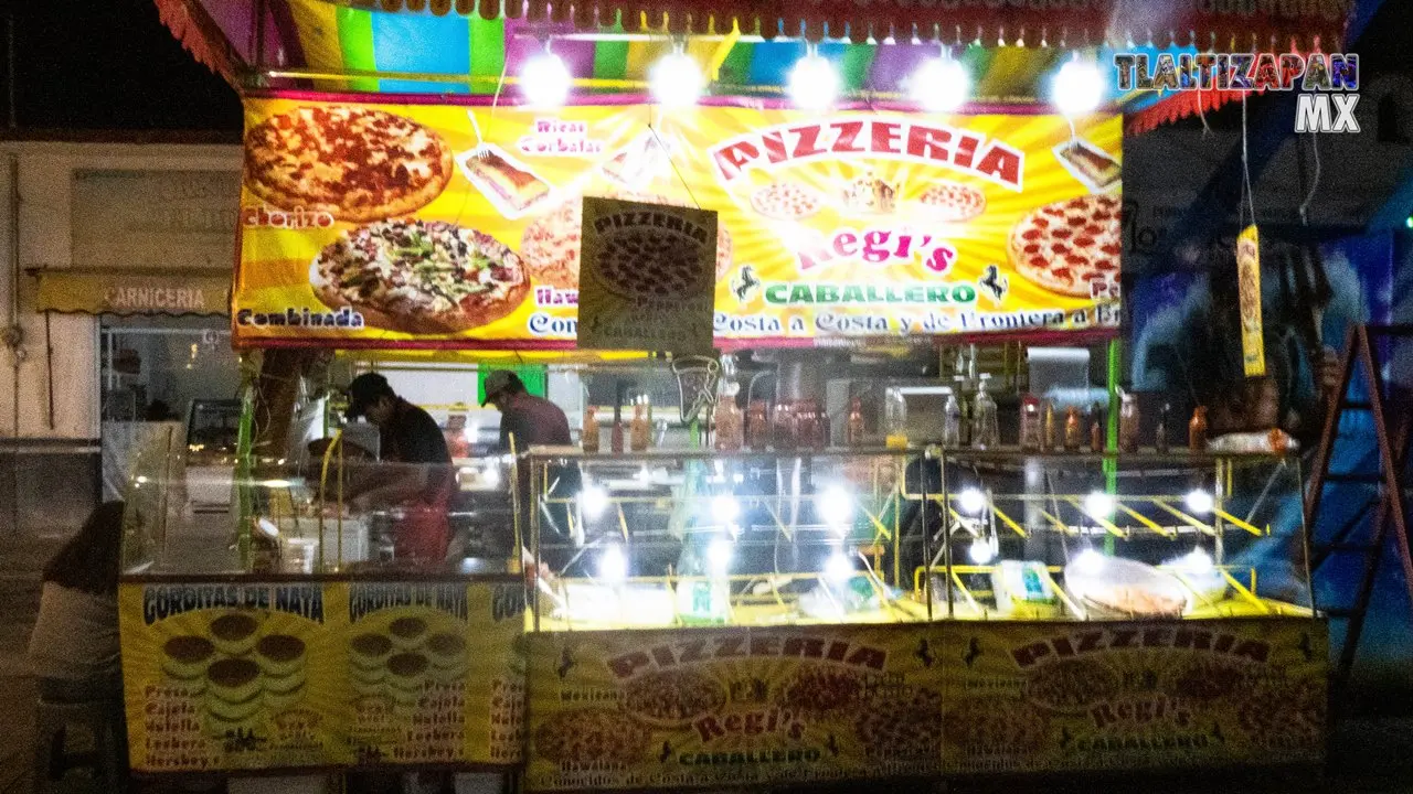 Pizzas y corbatas en el centro de Tlaltizapán.