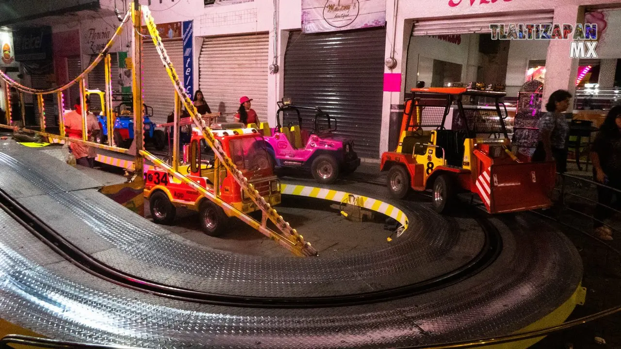 Juegos mecánicos en la feria de Tlaltizapán, Morelos.