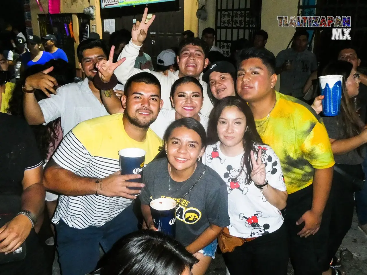 Jovenes en la noche del martes de carnaval.