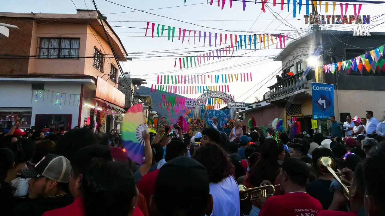 El Tradicional recorrido de las reinas de las comparsas.