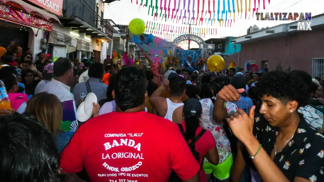 El Tradicional recorrido de las reinas de las comparsas.