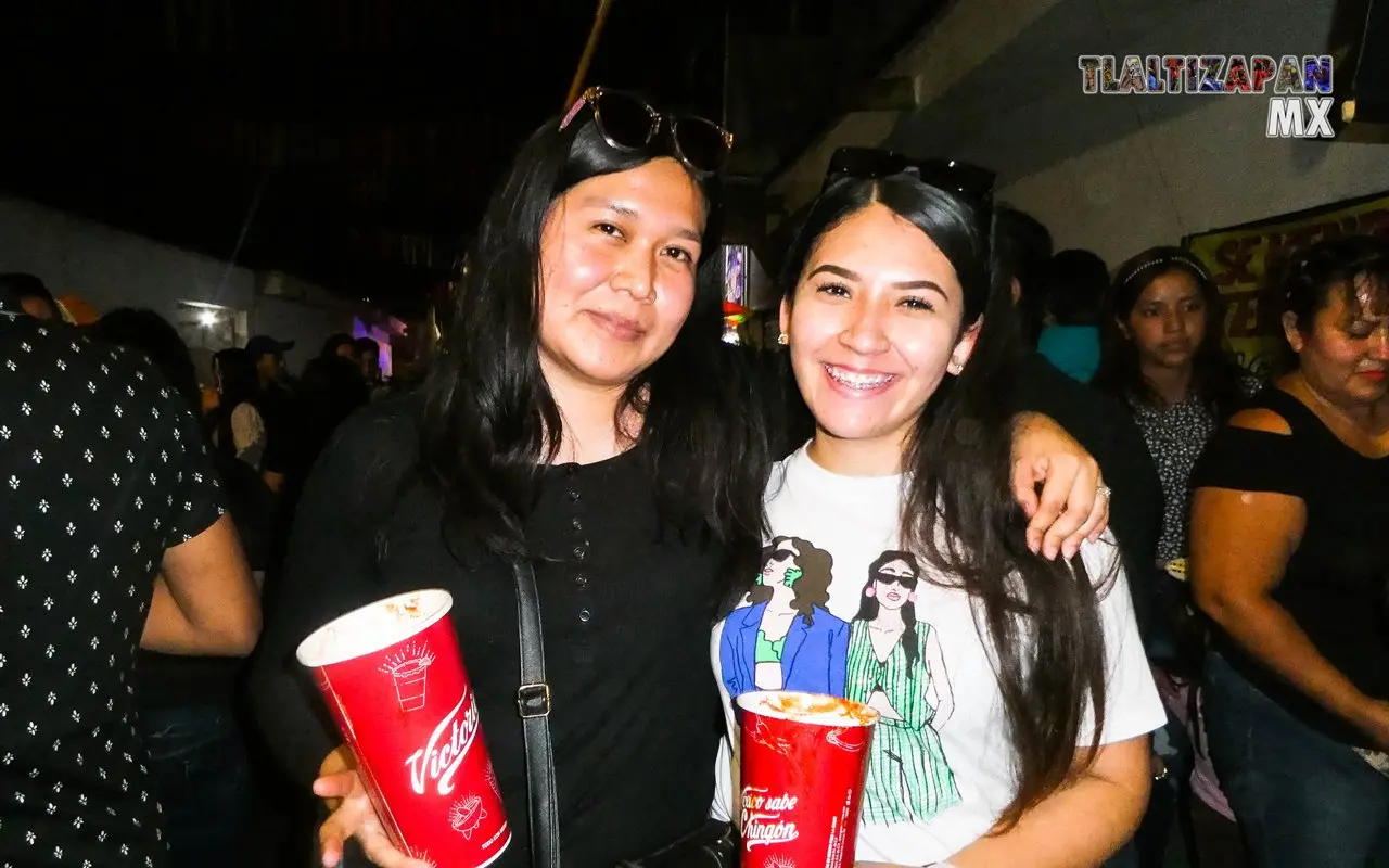 Sonriendo en la noche de carnaval en Tlaltizapán.