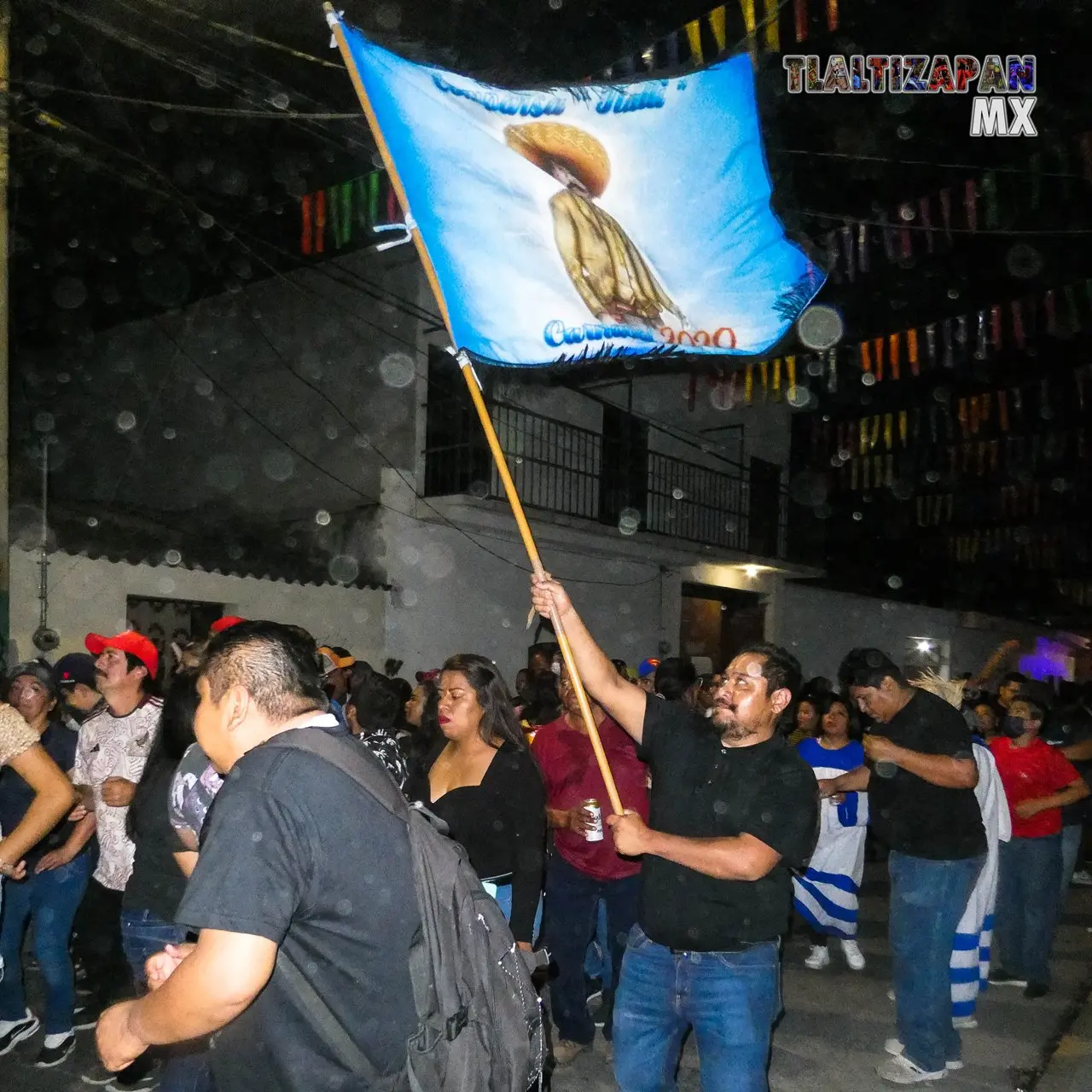 La bandera que se ondea en el carnaval de Tlalti.