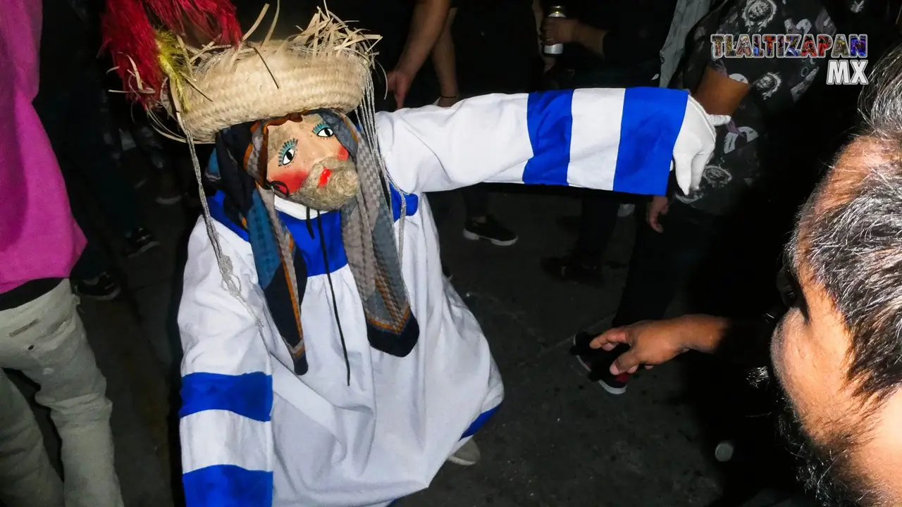 El chinelo brincando en la noche de carnaval.