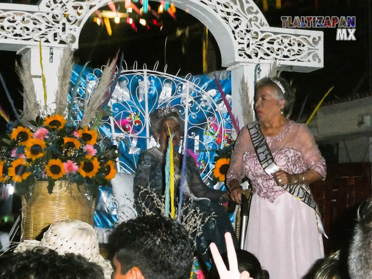 Reina y princesa de la comparsa Tlalli en el carnaval.