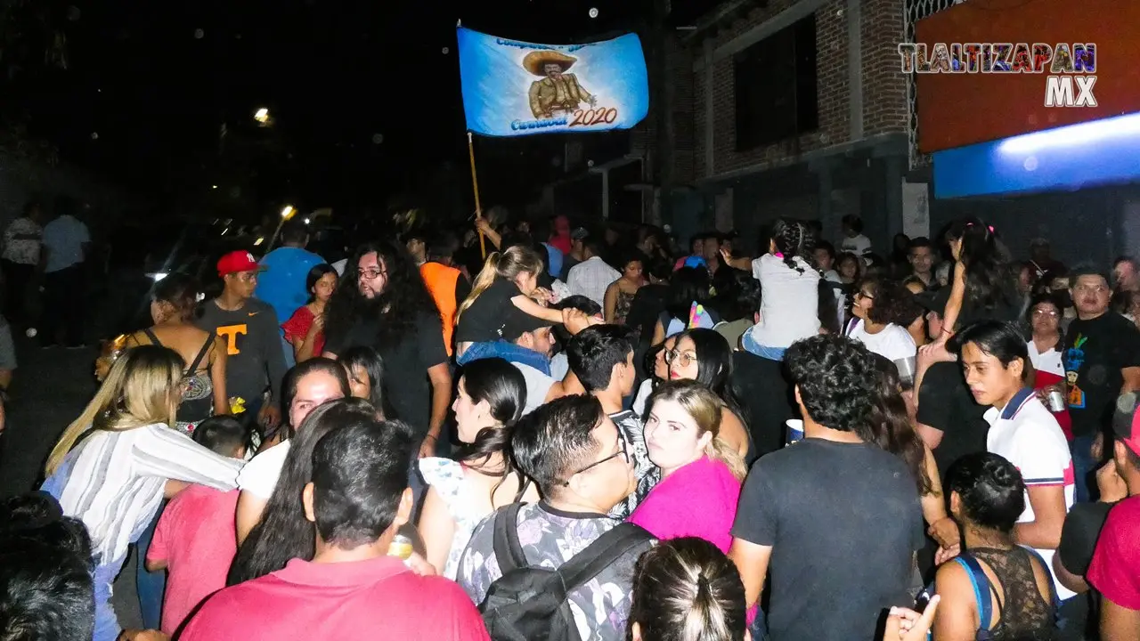 La comparsa avanza por la calle Leona Vicario.