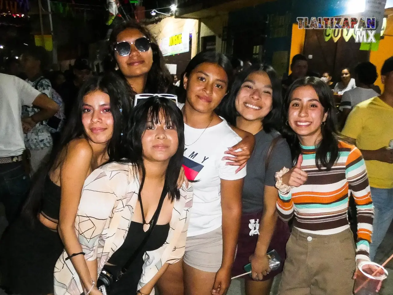 Jóvenes contentas en la amena noche del carnaval en Tlaltizapán.