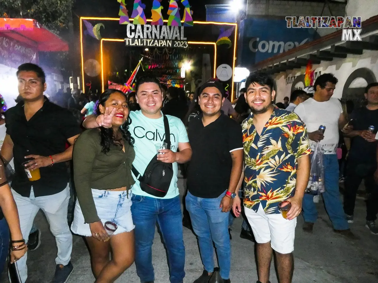 Paseando por el zócalo durante el carnaval 2023.