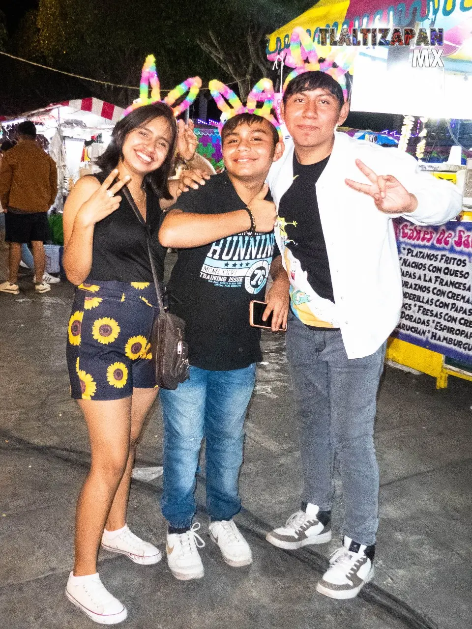 Jovenes alegres paseando en la feria de Tlaltizapán.