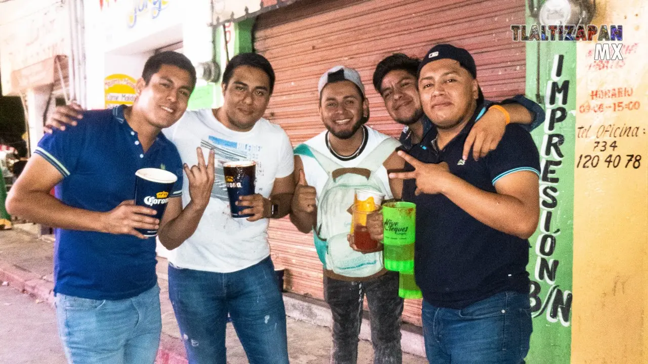 Brindando contentos en la noche de carnaval en Tlaltizapán 2023