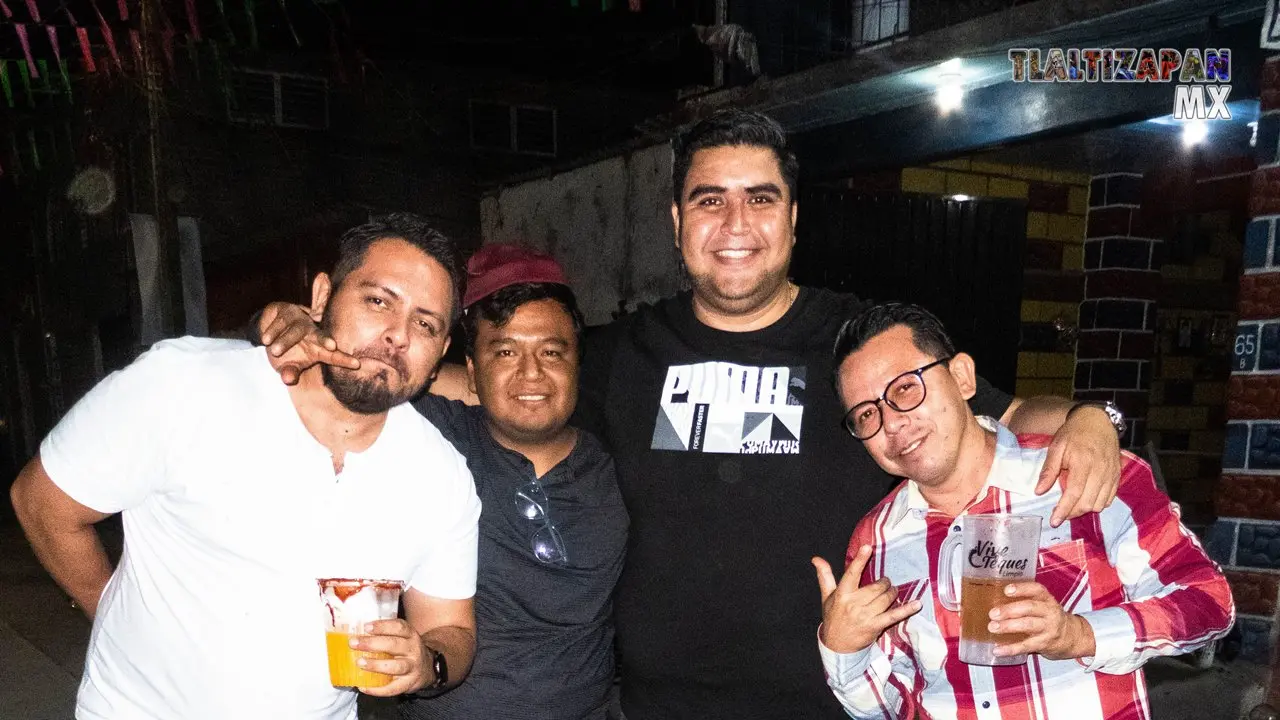 Brindando con los amigos en la noche de carnaval en Tlaltizapán 2023