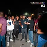 Grupo de amigos ya en la noche listas para una foto