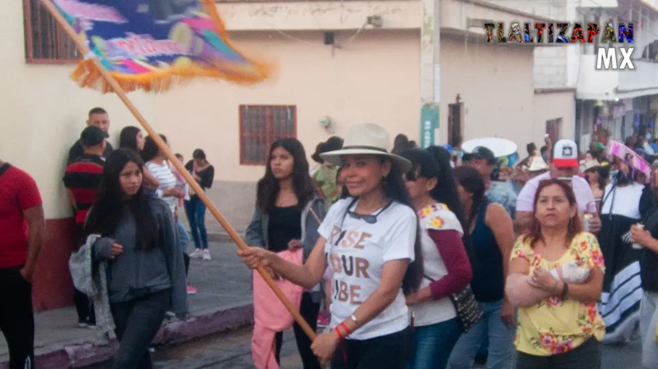 Amiga bailando alegremente al ritmo de los chinelos