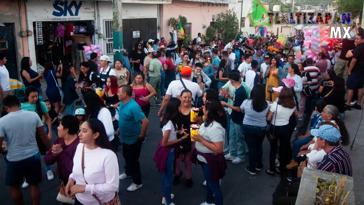 La gente platica mientras la banda de viento toca nuevamente