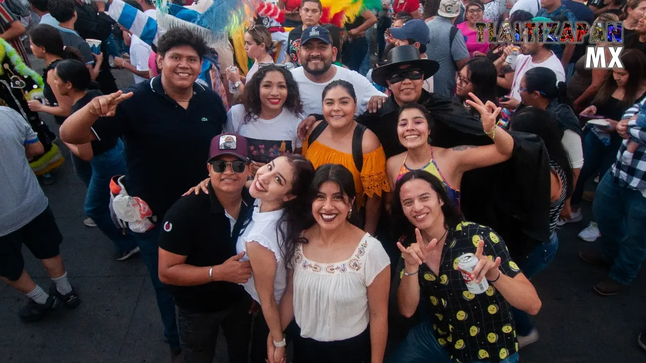 Grupo de amigos disfrutando de la fiesta carnavalera