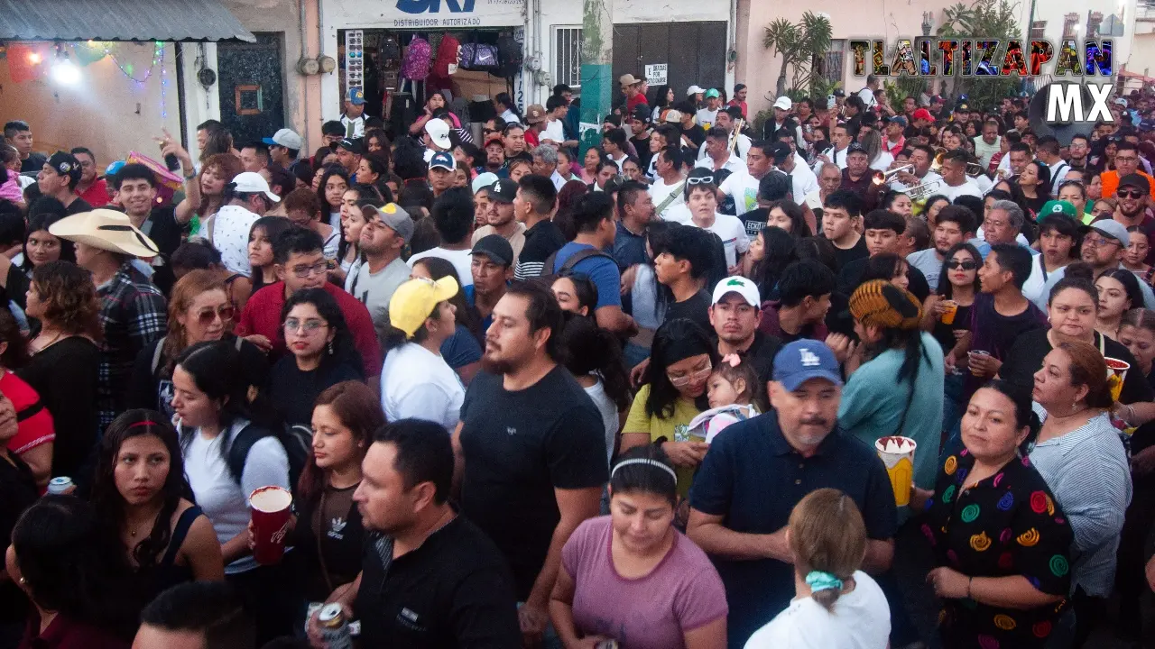 Multitud de gente en pleno carnaval de Tlaltizapán 2024