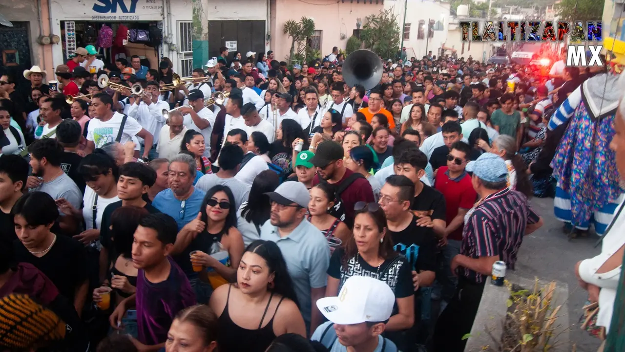 La gente feliz de ir en el carnaval de Tlaltizapán