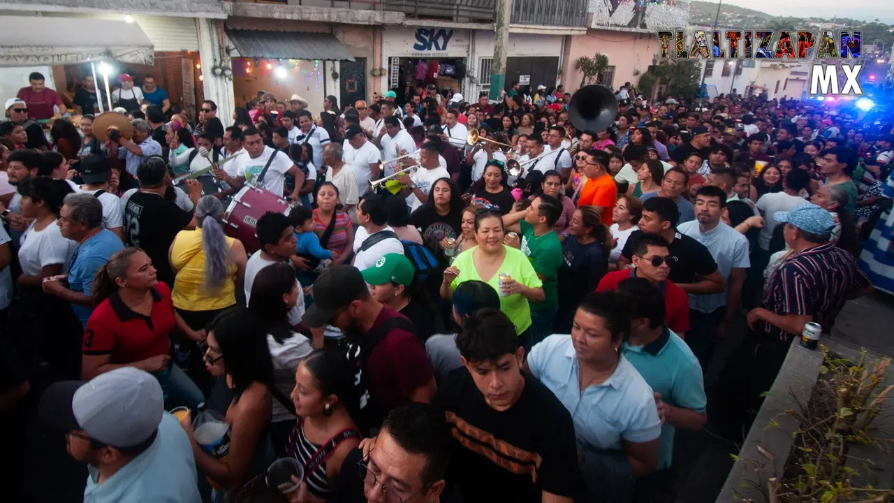 Todos mostrando su sonrisa al ir bailando al ritmo de la música de banda de viento