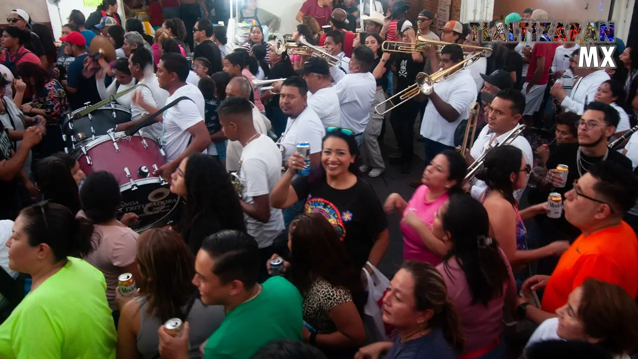 Músicos y la gente disfrutando de la fiesta