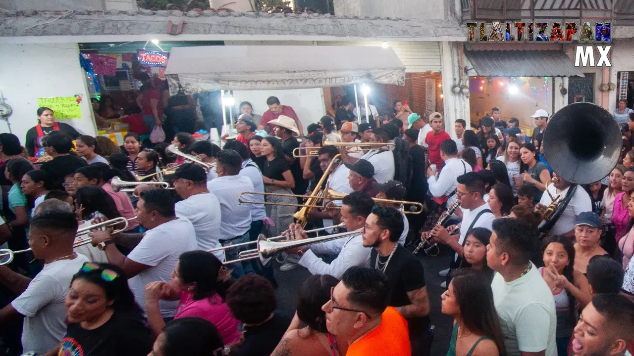 Los músicos y la gente disfrutando del carnaval 2024