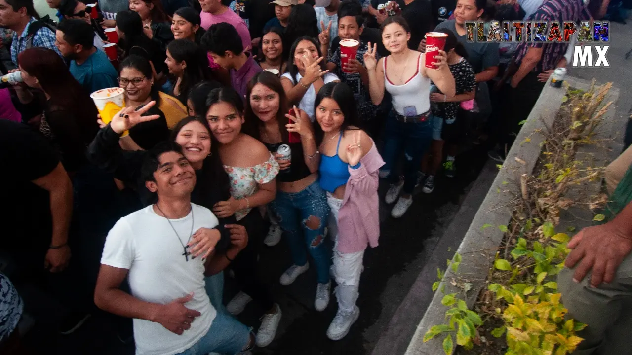 Gente feliz carnavalera