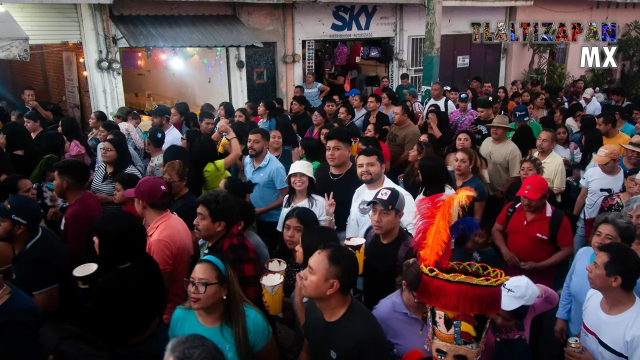 Multitud de gente por las calles de Tlaltizapán