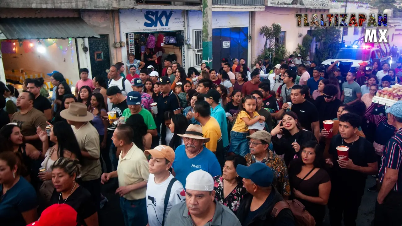 Los amigos llenos de alegría brincando chinelos