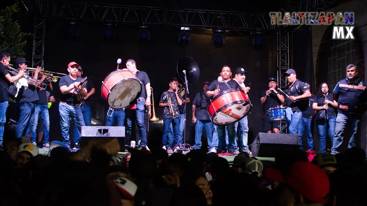 La bande de viento tocando los chinelos