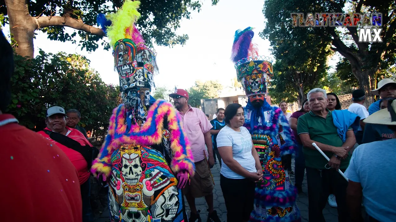 La gente esperando para que la banda vuelva a tocar los chinelos