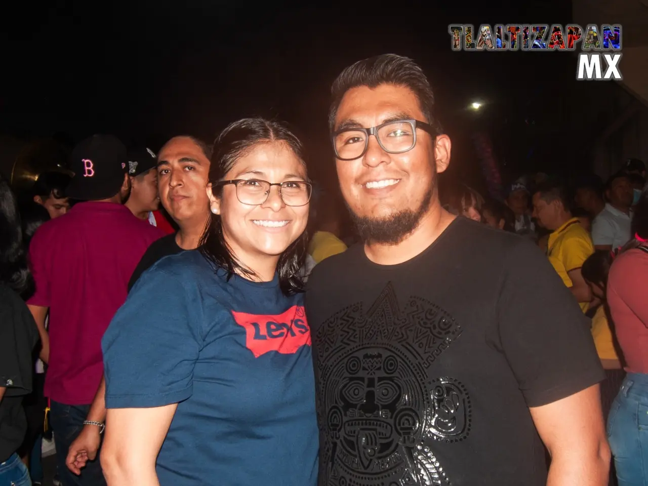 Nuestros amigos posando felices para la foto del recuerdo de carnavala 2024