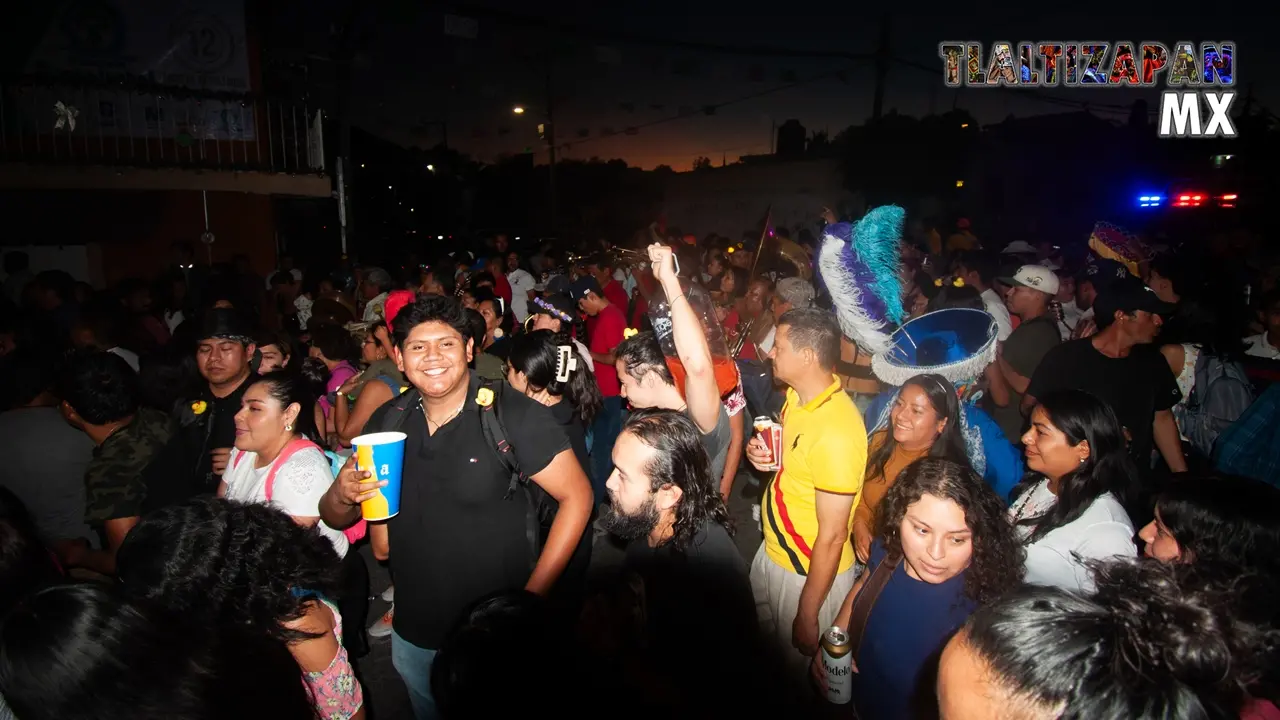 Nuestro amigo feliz en carnaval nos regala la pose y sonrisa para la foto