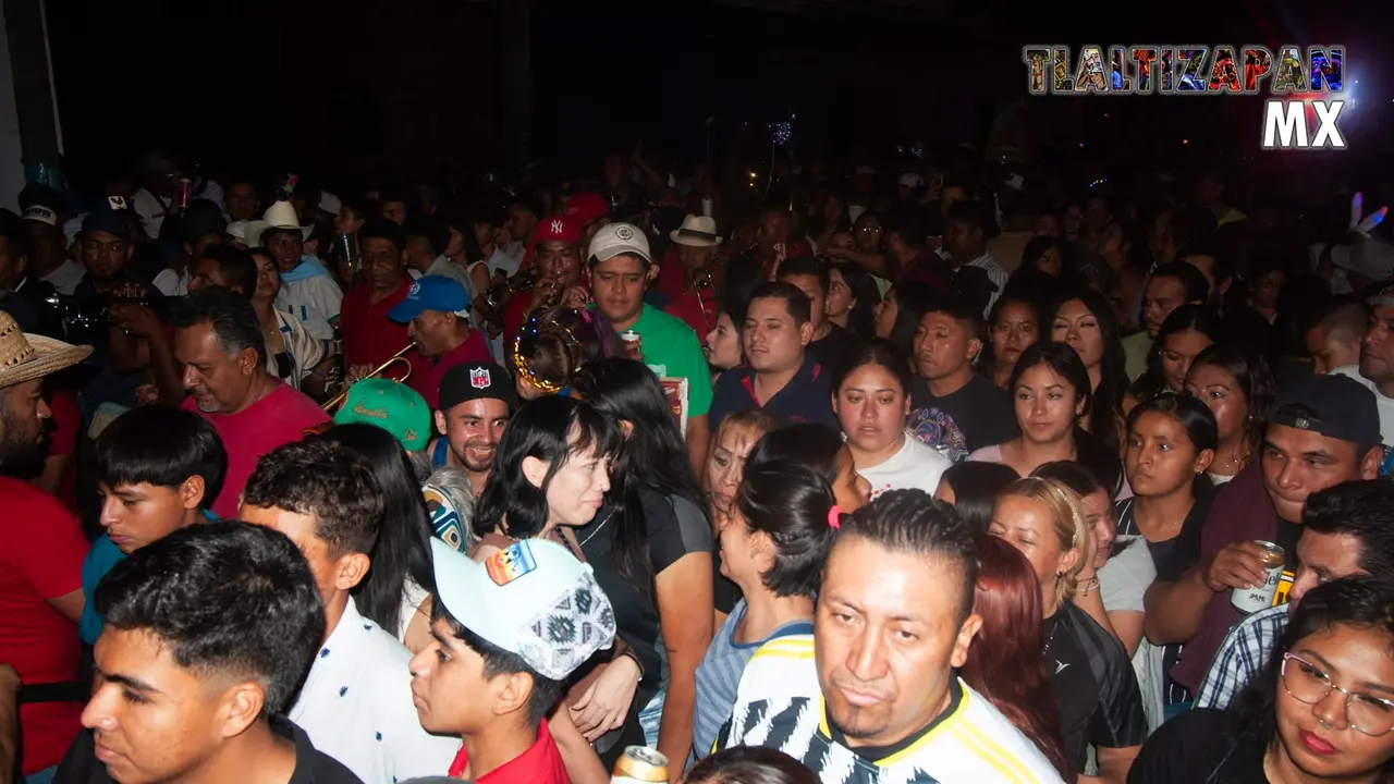 La gente feliz reunida para bailar durante muchas horas el tradicional binco de chinelo