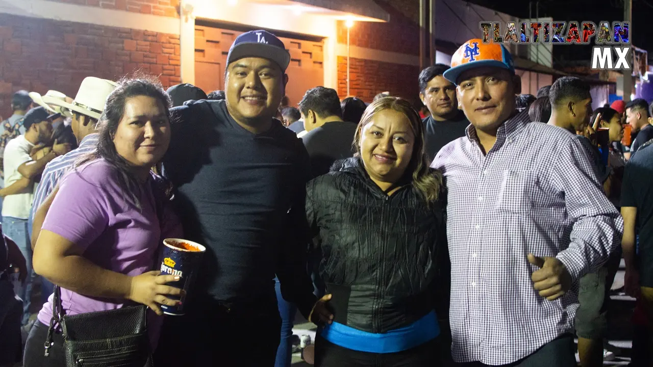 Alegres amigos en una noche de carnaval de Tlaltizapán 2024