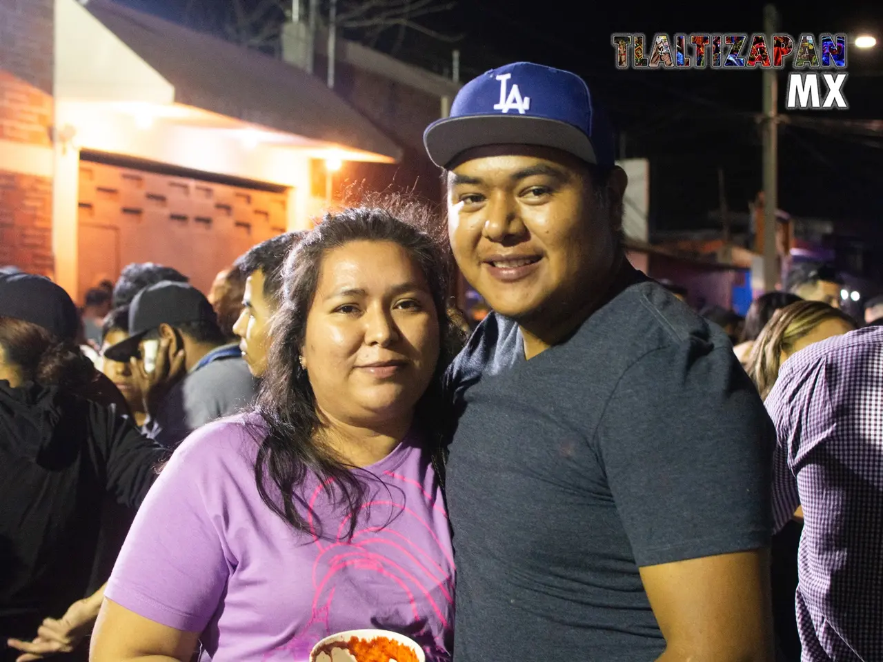 Linda pareja que disfrutó del carnaval , se toman la foto del recuerdo