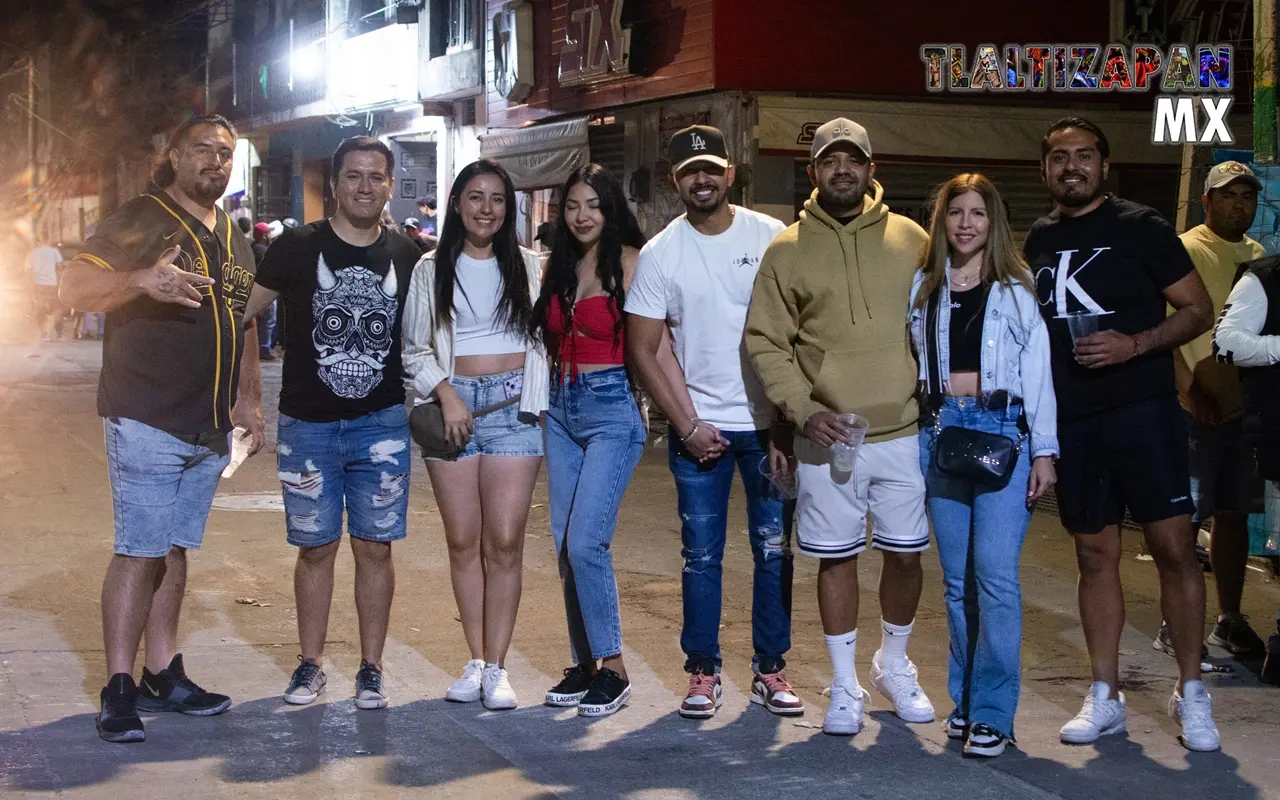 Todos posando en la noche de carnaval 2024