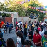 Toda la gente feliz en días de carnaval