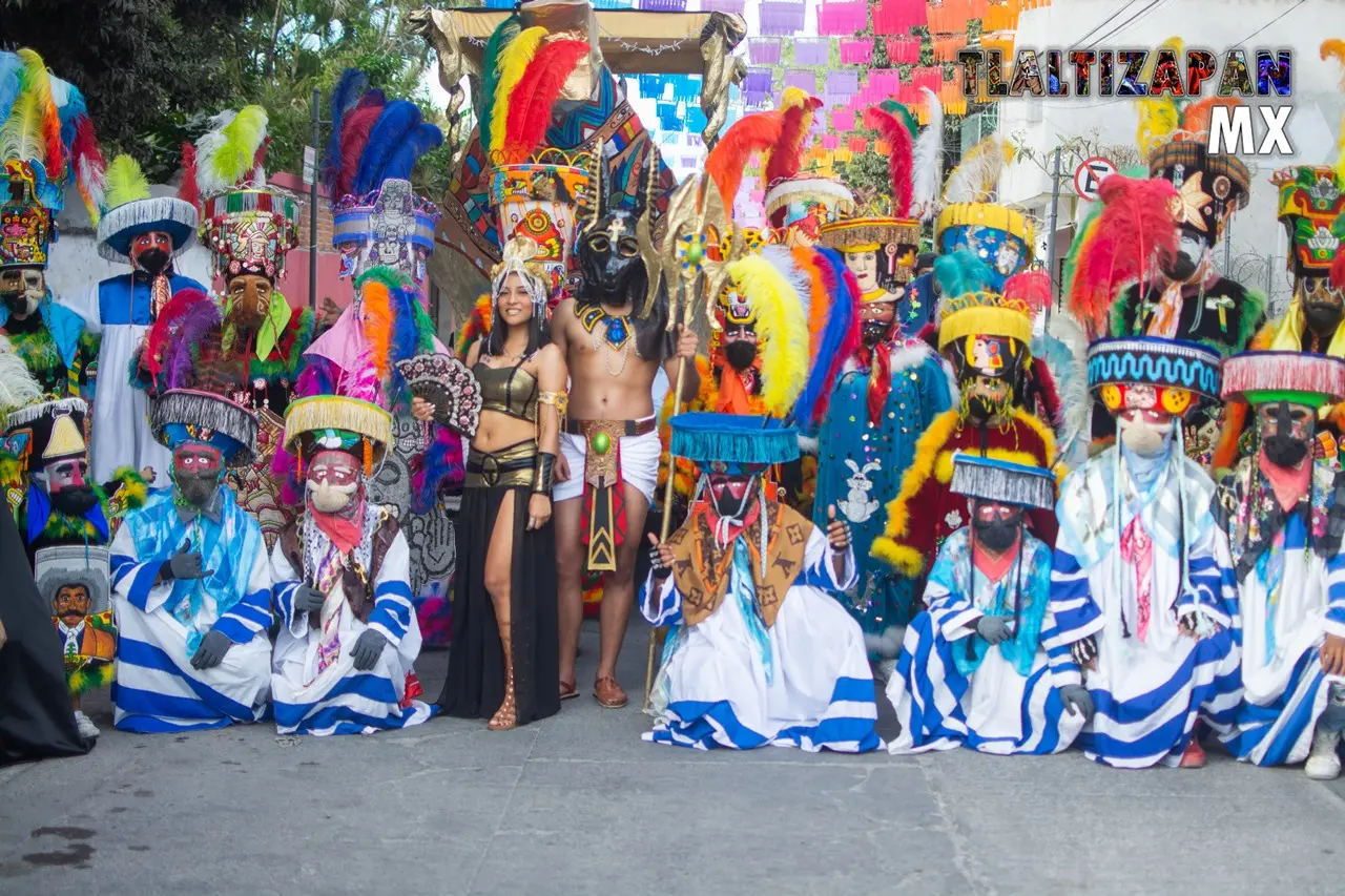 La foto del recuerdo Reyna de carnaval y Chinelos