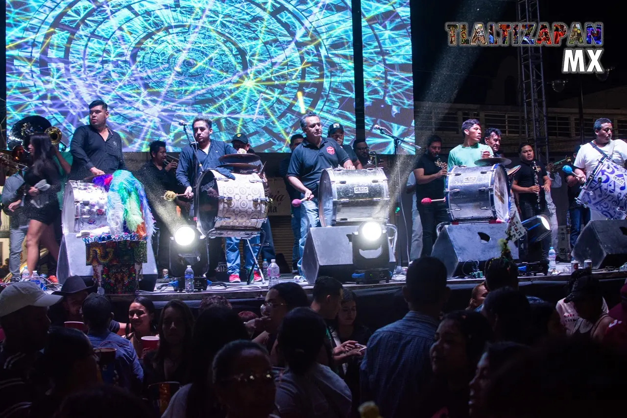 Banda de viento tocando con entusiasmo, mientras ven a la gente divertirse