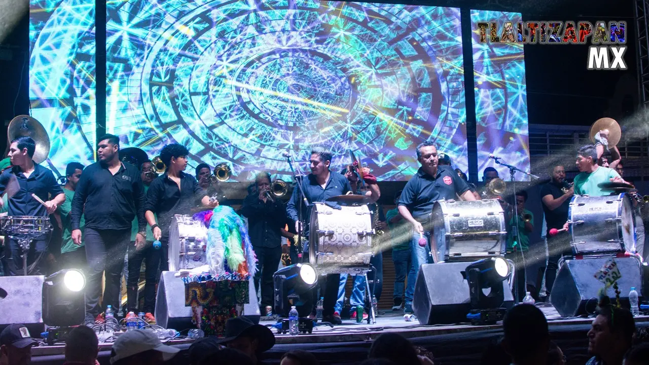 Banda de viento tocando con toda la actitud carnavalera