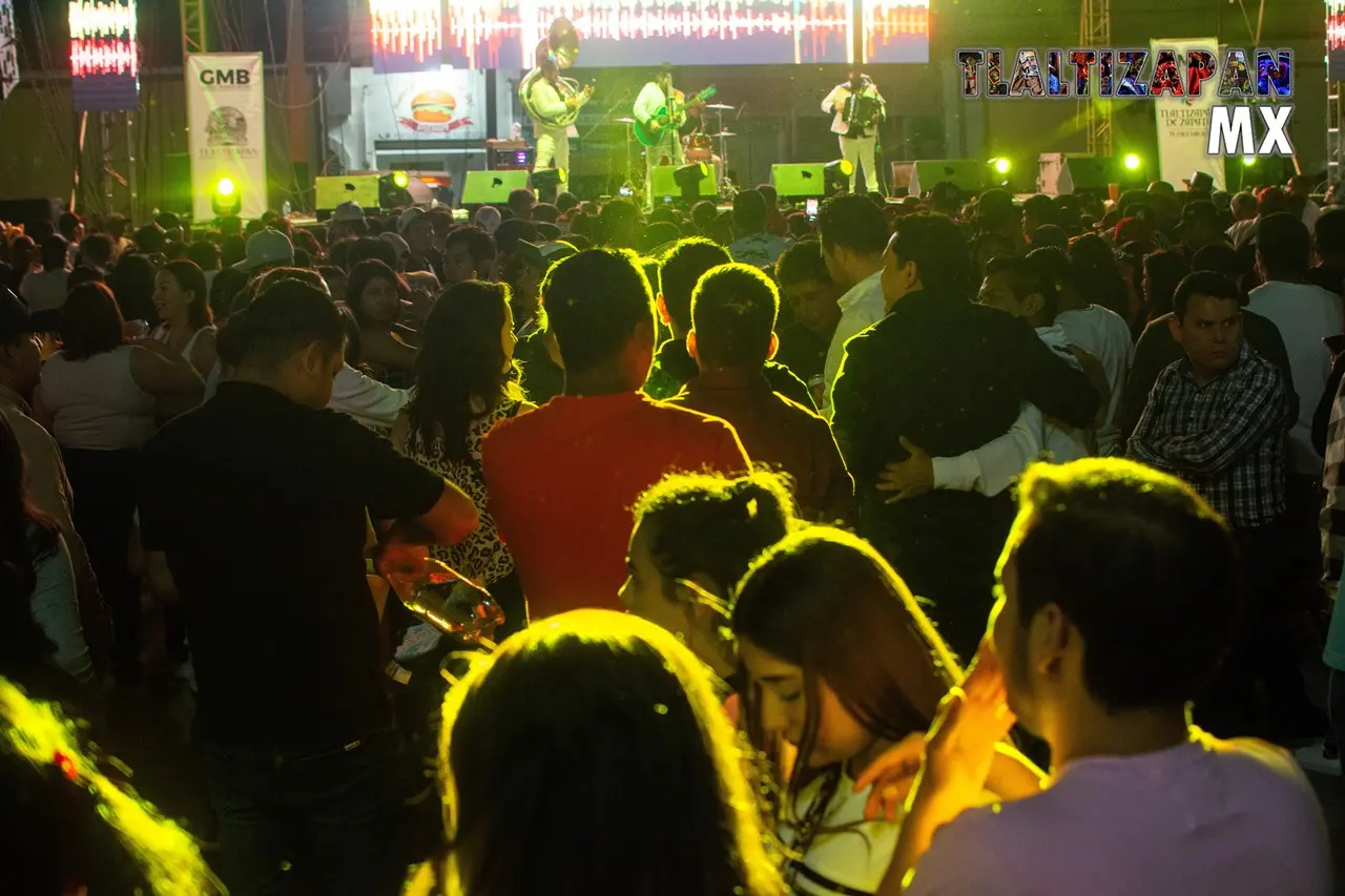 La noche se llena de alegría escuchando los grupos musicales en carnaval 2024