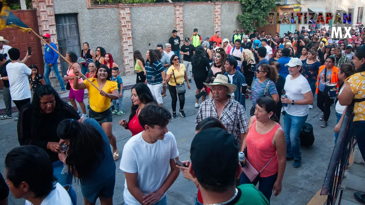 Grupo de personas reunida en carnaval 2024