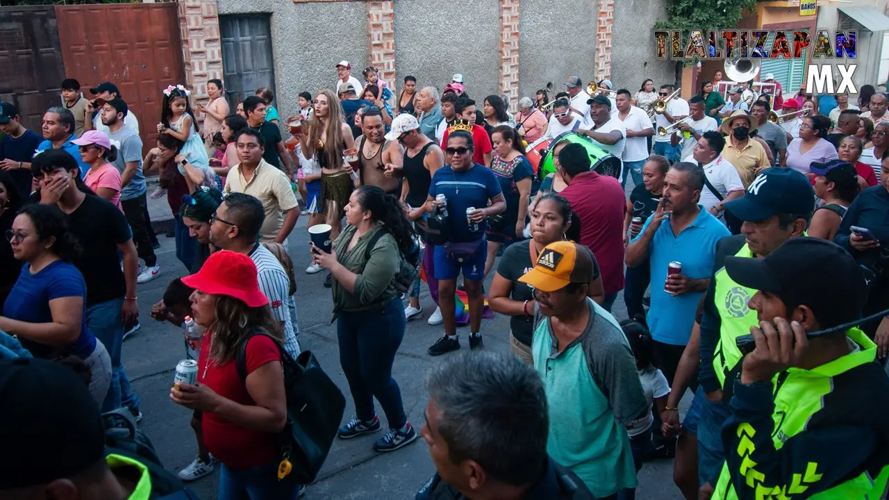 Las calles comienzan a llenarse de gente para acompañar a las viudas