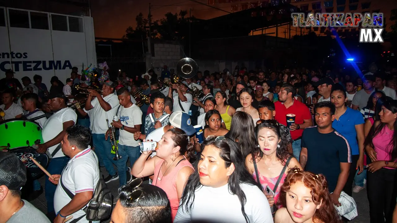 La gente contenta por el comienzo del carnaval 2024