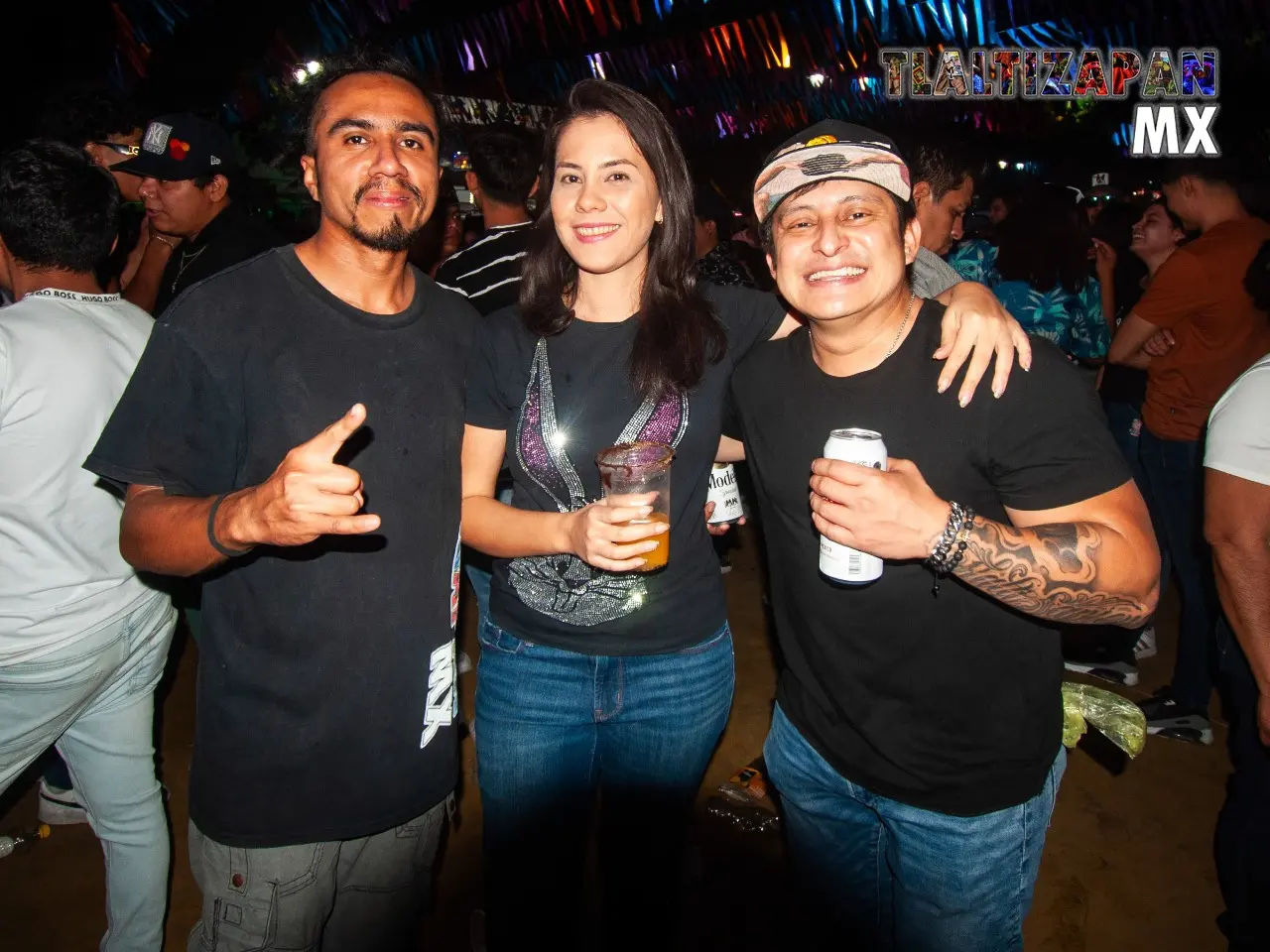 Los amigos se saludan cada año en el zócalo de Tlaltizapán en carnaval