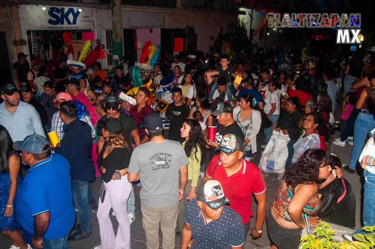 Grupo de personas reunidas en carnaval 2024