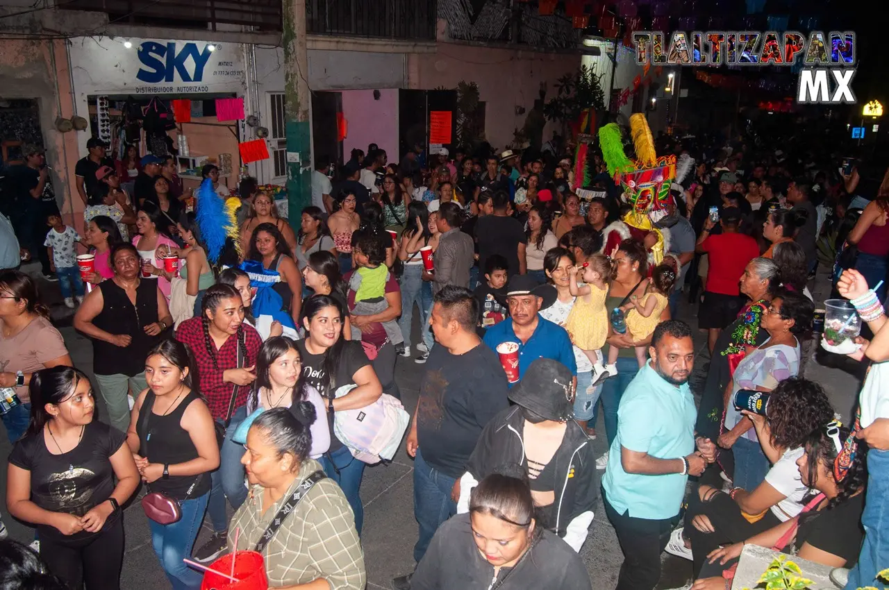 Grupo de personas reunidas en carnaval 2024