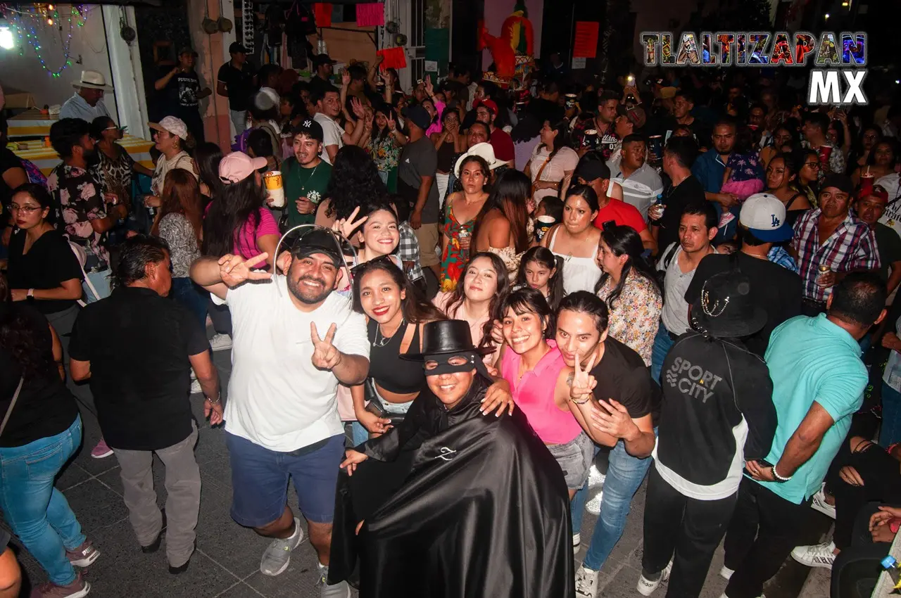 Amigos se juntan para una foto en medio del buen ambiente