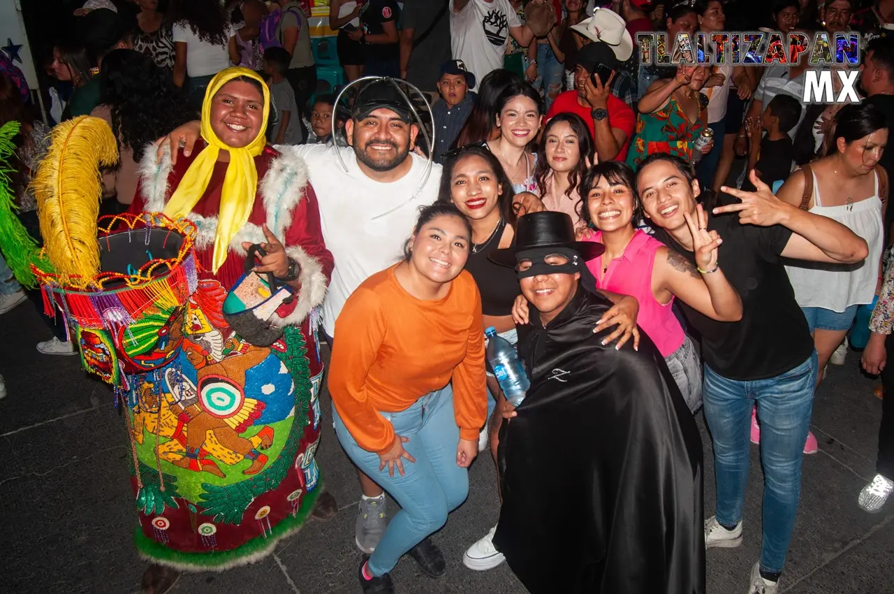 Amigos se juntan para una foto en medio del buen ambiente