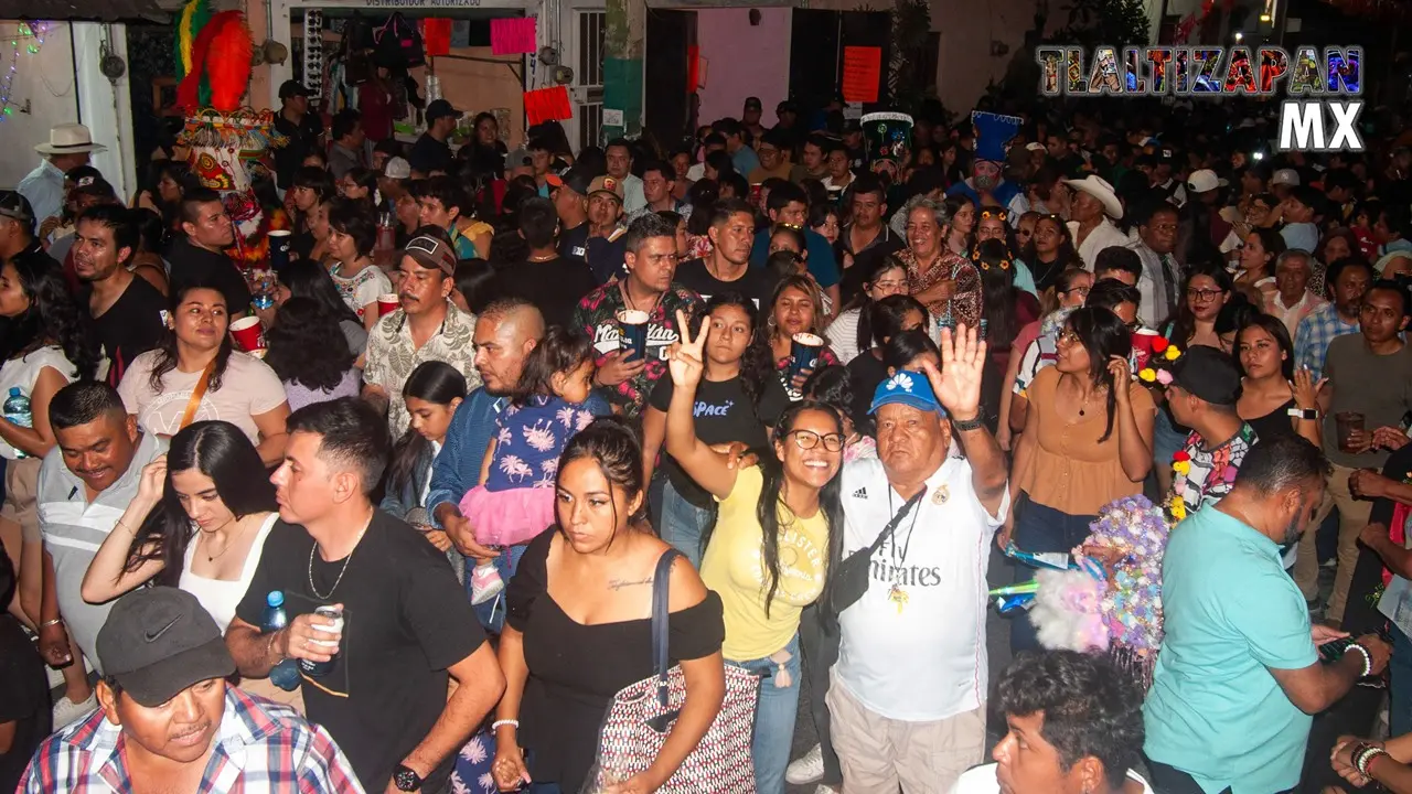 Amigos se juntan para una foto en medio del buen ambiente