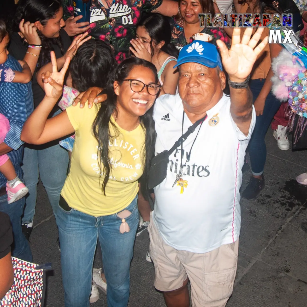 Amigos se juntan para una foto en medio del buen ambiente